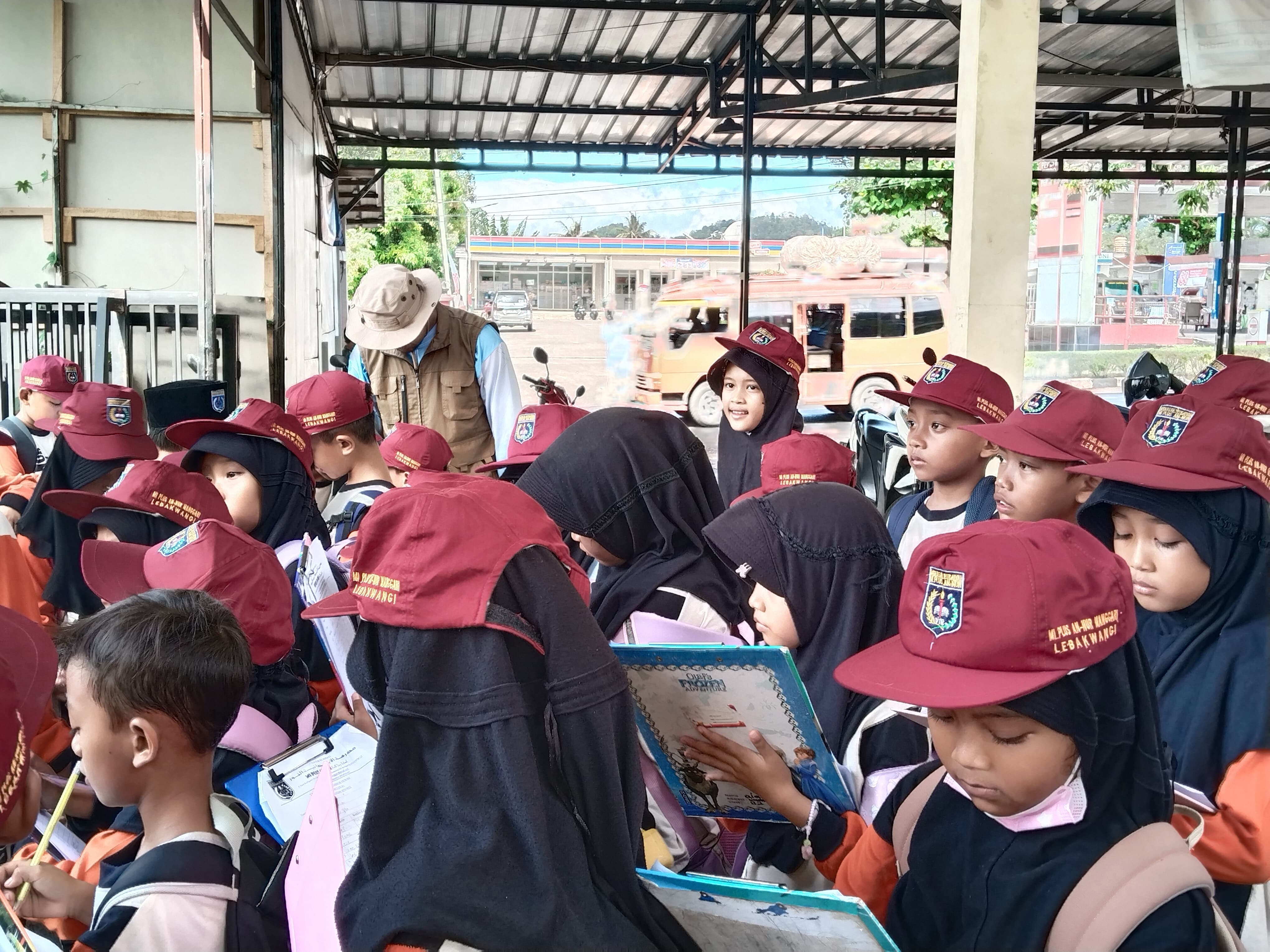 OUTBOUND KELAS 2: LINGKUNGAN SEKITAR DAN PASAR IKAN